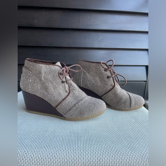 💥SALE💥 Tom’s Brown Wedge Heel Lace Up booties Size 7 - Picture 1 of 8